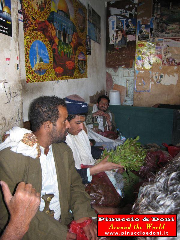 Yemen - From Shahara to Sana'a (Market of the Qat) - 3.jpg